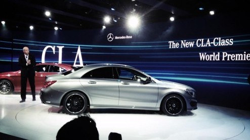 Ook de Mercedes-Benz CLA is onthuld. Niet op de beursvloer van Detroit, maar tijdens een presentatie aan de vooravond van de show. Het 'grote' publiek krijgt de auto te zien op de Fashion Week in Berl