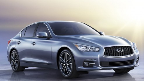 Afgelopen weekend toonden we reeds de eerste foto van de Infiniti Q50. Zojuist is de opvolger van de G37 officieel onthuld op de beursvloer in Detroit. Deze zomer staat de sportieve sedan nog bij de d