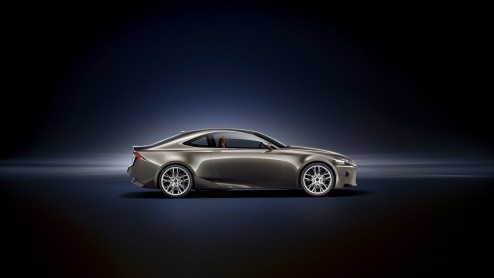 Lexus presenteert een hybride aandrijflijn met 2.5 liter benzinemotor in Parijs. Het nieuwe staaltje zuinigheid met een CO2-uitstoot onder de 100 gram is verpakt in een middenklasse coup die luistert