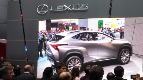 Lexus NX productiemodel wordt officieel voorgesteld tijdens Peking Auto Show op 20 april. Compacte crossover onder Lexus RX, met de basis van de LF-NX.