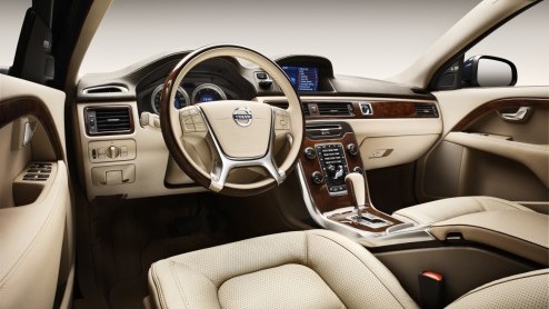 De Volvo S80 haalt weer het nieuws. Waarom? De D5 dieselmotor heeft er extra pks bij gekregen maar werd ook nog zuiniger. Met 129 gram CO2-uitstoot scoort de vijfcilinder voorbeeldig. De Zweden voorz