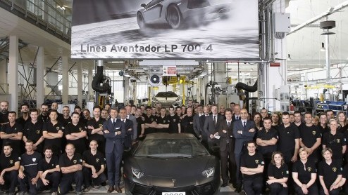 De Lamborghini Aventador is nu al een groot succes. Na twee jaar bouwen heeft de Italiaanse fabrikant onlangs het 2.000e exemplaar afgeleverd.