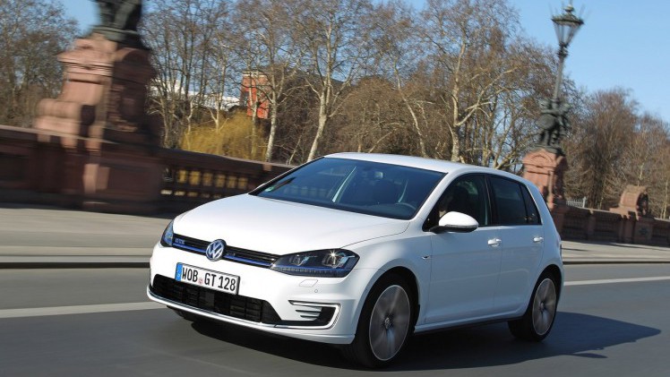 Recent ging het aantal autos met elektrische aandrijving over de 100.000 heen. De doelstelling van de overheid is om in 2020 200.000 stuks op Nederlands kenteken te hebben staan. Gaat dat lukken?