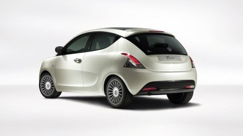 Lancia heeft bekend gemaakt wat de nieuwe Ypsilon in Nederland gaat kosten. Sterker nog, Fiat CEO Andrea Formica is er speciaal voor naar de AutoRAI gekomen. Het gamma bestaat om te beginnen uit de 0.
