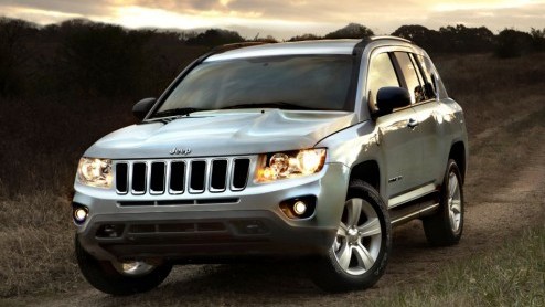 De Jeep Compass krijgt een tweede kans. Jeep vernieuwt de softroader aanzienlijk en gebruikte de nieuwe Grand Cherokee als leidraad voor zn nieuwe looks.