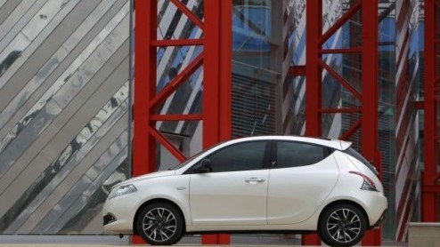 Na de eerste onthulling van de nieuwe Lancia Ypsilon heeft de importeur nu alle details op een rij vrijgegeven. De 'nieuwe parel' staat volgende maand al bij de dealer vanaf 15.000 euro met zeer zuini