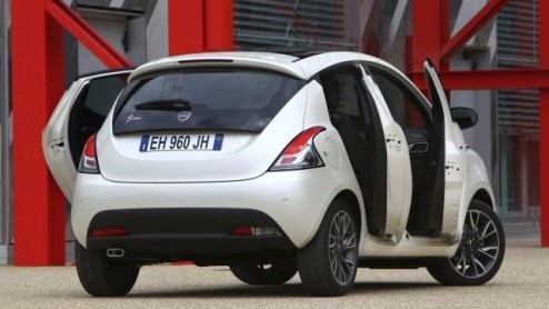 Na de eerste onthulling van de nieuwe Lancia Ypsilon heeft de importeur nu alle details op een rij vrijgegeven. De 'nieuwe parel' staat volgende maand al bij de dealer vanaf 15.000 euro met zeer zuini