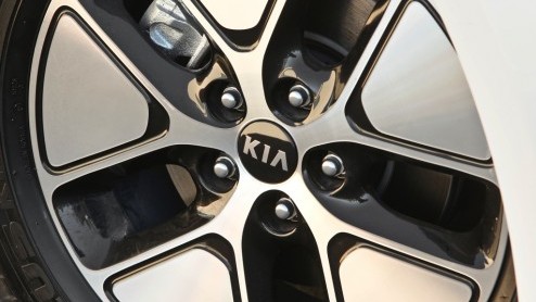 Kia heeft de prijzen van de Optima Hybrid op een rij gezet. De hybrideversie met 2.0 liter benzinemotor stoot slechts 123 gram CO2 uit en staat in de boeken vanaf 28.995 euro. Met 20% bijtelling natuu
