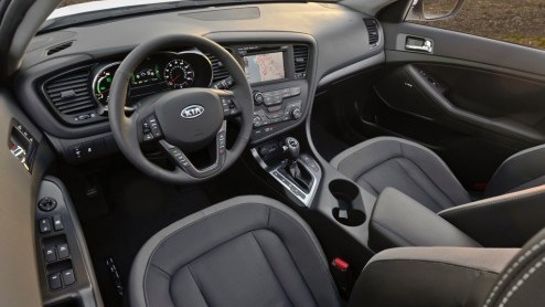 Kia heeft de prijzen van de Optima Hybrid op een rij gezet. De hybrideversie met 2.0 liter benzinemotor stoot slechts 123 gram CO2 uit en staat in de boeken vanaf 28.995 euro. Met 20% bijtelling natuu