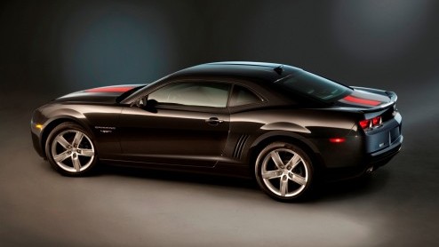 Lets Camaro! Chevrolet brengt de Camaro nog dit jaar naar ons land. Na de zomer staan zowel de coup- als convertible bij de dealer. Ook met het 45th Anniversary Package. Prijzen starten bij  schrik
