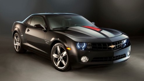 Lets Camaro! Chevrolet brengt de Camaro nog dit jaar naar ons land. Na de zomer staan zowel de coup- als convertible bij de dealer. Ook met het 45th Anniversary Package. Prijzen starten bij  schrik