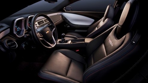 Lets Camaro! Chevrolet brengt de Camaro nog dit jaar naar ons land. Na de zomer staan zowel de coup- als convertible bij de dealer. Ook met het 45th Anniversary Package. Prijzen starten bij  schrik