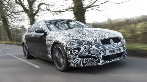 Jaguar geeft de XF een facelift. Drie jaar na zijn introductie voorzien de Britten hun katachtige van een nieuwe neus en extra kwaliteitsbeleving. Ook maakt een 2.2 liter turbodiesel zijn debuut. De o