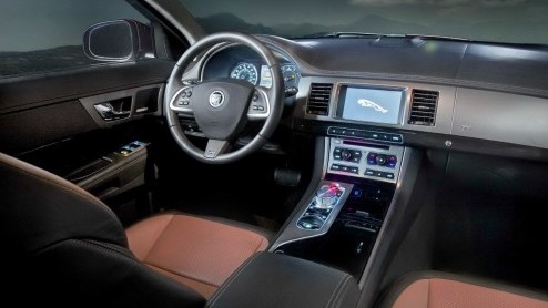 Na geruchten en een gelekte afbeelding is het nieuws dan nu officieel: Jaguar heeft de XF een facelift gegeven en kreeg daarbij een nieuwe neus die ontleend is aan vlaggenschip XJ. Maar er is meer. Bo