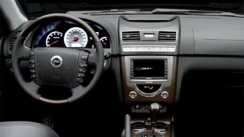 Eerder dit jaar had SsangYong het ons al beloofd dat de Rexton weer een facelift zou krijgen. Inmiddels hebben de Koreanen er een boekje over open gedaan. De SUV wordt rondom opgefrist en krijgt daarn