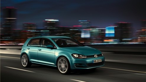 De langverwachte nieuwe Golf is een feit! Volkswagen heeft de zevende generatie zojuist in Berlijn wereldkundig gemaakt. Helemaal opnieuw opgebouwd, nog zuiniger en volgende maand bestelbaar.