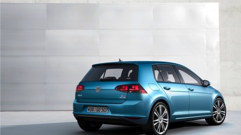 De langverwachte nieuwe Golf is een feit! Volkswagen heeft de zevende generatie zojuist in Berlijn wereldkundig gemaakt. Helemaal opnieuw opgebouwd, nog zuiniger en volgende maand bestelbaar.