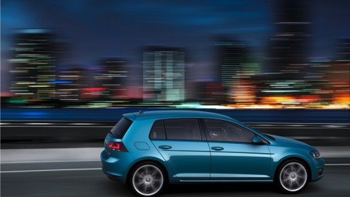 De langverwachte nieuwe Golf is een feit! Volkswagen heeft de zevende generatie zojuist in Berlijn wereldkundig gemaakt. Helemaal opnieuw opgebouwd, nog zuiniger en volgende maand bestelbaar.