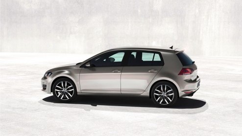 De langverwachte nieuwe Golf is een feit! Volkswagen heeft de zevende generatie zojuist in Berlijn wereldkundig gemaakt. Helemaal opnieuw opgebouwd, nog zuiniger en volgende maand bestelbaar.