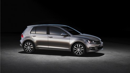 De langverwachte nieuwe Golf is een feit! Volkswagen heeft de zevende generatie zojuist in Berlijn wereldkundig gemaakt. Helemaal opnieuw opgebouwd, nog zuiniger en volgende maand bestelbaar.