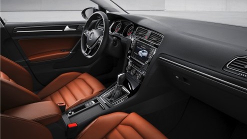 De langverwachte nieuwe Golf is een feit! Volkswagen heeft de zevende generatie zojuist in Berlijn wereldkundig gemaakt. Helemaal opnieuw opgebouwd, nog zuiniger en volgende maand bestelbaar.