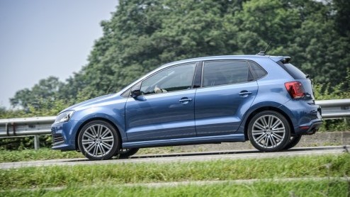 Volkswagen slaat met de Polo BlueGT een sportief bruggetje tussen de 1.2 TSI en de GTI. Geheel tegen onze verwachting in is die nieuwe BlueGT met z'n 140 pk sterke 1.4 TSI ook nog de zuinigste Polo op