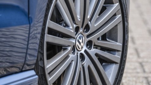 Volkswagen slaat met de Polo BlueGT een sportief bruggetje tussen de 1.2 TSI en de GTI. Geheel tegen onze verwachting in is die nieuwe BlueGT met z'n 140 pk sterke 1.4 TSI ook nog de zuinigste Polo op