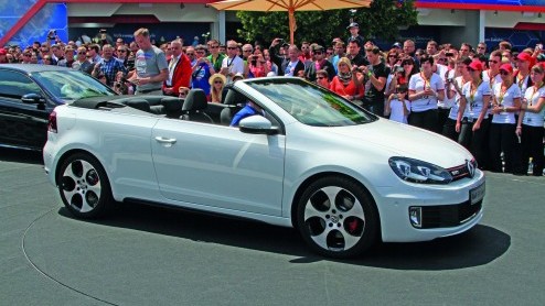 Bij het jaarlijks terugkerende Wrthersee-evenement voor GTI-fans in Oostenrijk heeft de Polo WRC Street met 220 pk zijn wereldpremire beleefd. Naast hem staat zelfs een door studenten gebouwde Golf