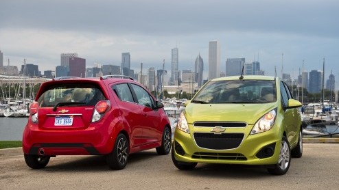 Vanaf het voorjaar, eind maart begin april, staat de vernieuwde Chevrolet Spark bij de dealer. Alle reden dus om de prijzen en uitvoeringen bekend te maken. De kleine Amerikaan komt er in vier uitvoer