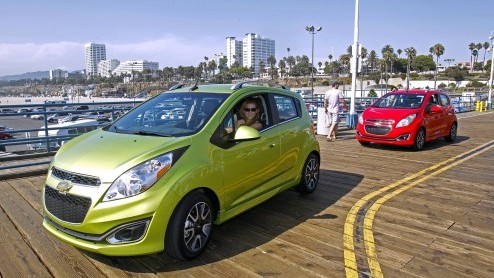 Vanaf het voorjaar, eind maart begin april, staat de vernieuwde Chevrolet Spark bij de dealer. Alle reden dus om de prijzen en uitvoeringen bekend te maken. De kleine Amerikaan komt er in vier uitvoer