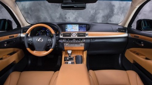 De vernieuwde Lexus LS600h is nu helemaal officieel. Eind dit jaar staat de hybride toplimousine bij de dealer, ook in een versie met extra lange wielbasis en de F Sport Line.