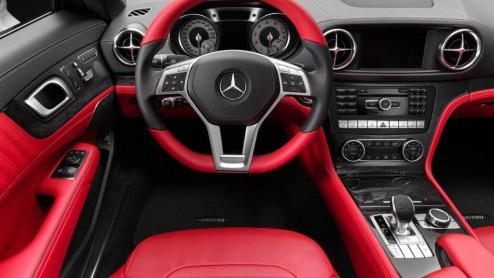 En daar is de Mercedes-Benz SL in geuren en kleuren. Dit zijn de officile beelden, gelekt via een Duits forum. Daar had men geen geduld meer af te wachten tot de presentatie op de Detroit Motor Show.