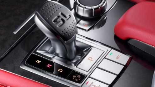 En daar is de Mercedes-Benz SL in geuren en kleuren. Dit zijn de officile beelden, gelekt via een Duits forum. Daar had men geen geduld meer af te wachten tot de presentatie op de Detroit Motor Show.