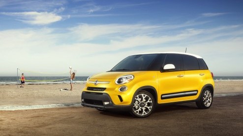 De nieuwe Fiat 500L staat nu bij de dealer. Volgend jaar komt daar nog een Trekking versie bij. Deze stoere variant ziet vandaag het licht op de Los Angeles Motor Show en komt ook naar Nederland. Stoe