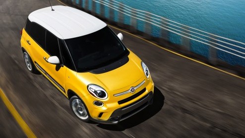 De nieuwe Fiat 500L staat nu bij de dealer. Volgend jaar komt daar nog een Trekking versie bij. Deze stoere variant ziet vandaag het licht op de Los Angeles Motor Show en komt ook naar Nederland. Stoe