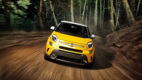 De nieuwe Fiat 500L staat nu bij de dealer. Volgend jaar komt daar nog een Trekking versie bij. Deze stoere variant ziet vandaag het licht op de Los Angeles Motor Show en komt ook naar Nederland. Stoe