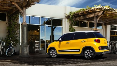 De nieuwe Fiat 500L staat nu bij de dealer. Volgend jaar komt daar nog een Trekking versie bij. Deze stoere variant ziet vandaag het licht op de Los Angeles Motor Show en komt ook naar Nederland. Stoe