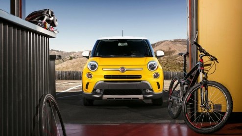 De nieuwe Fiat 500L staat nu bij de dealer. Volgend jaar komt daar nog een Trekking versie bij. Deze stoere variant ziet vandaag het licht op de Los Angeles Motor Show en komt ook naar Nederland. Stoe
