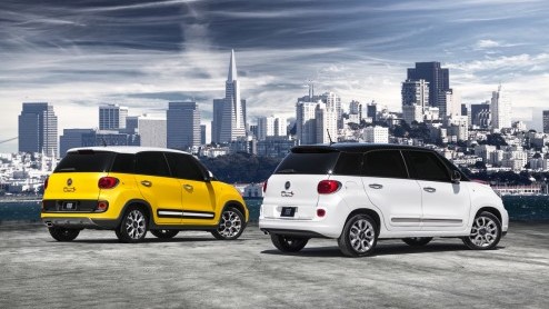 De nieuwe Fiat 500L staat nu bij de dealer. Volgend jaar komt daar nog een Trekking versie bij. Deze stoere variant ziet vandaag het licht op de Los Angeles Motor Show en komt ook naar Nederland. Stoe