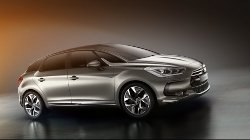 Daar is hij dan, de nieuwe Citron DS5! Citroen heeft de derde DS-telg zojuist onthuld tijdens de autoshow van Sjanghai. De introductie van de nieuwe Fransoos op Nederlandse bodem staat gepland voor e