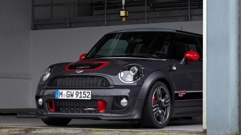 Mini neemt voor de introductie van de extra pittige MINI John Cooper Works GP ruim de tijd. Voorafgaand aan zijn officile debuut in Parijs mogen we alvast meer foto's bekijken en de specificaties lez