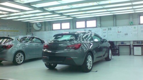 Handig, dat Facebook! Opel heeft ook een eigen pagina en daar doemt plotsklaps de Opel Astra GTC in vol ornaat op! Zonder camouflage. En dat terwijl de auto pas later dit jaar onthuld moest worden. Fo
