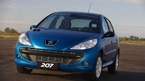Goed kijken, dit is eigenlijk gewoon een Peugeot 206. Maar wel een met de neus van de 207 en een fris interieur. Hij gaat door het leven als 207 Compact - in Brazillie als 207 Brasil - en is hoofdzake