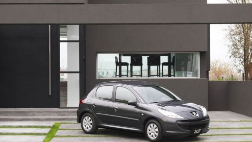 Goed kijken, dit is eigenlijk gewoon een Peugeot 206. Maar wel een met de neus van de 207 en een fris interieur. Hij gaat door het leven als 207 Compact - in Brazillie als 207 Brasil - en is hoofdzake