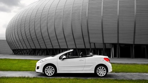 Peugeot zet maar al te graag de vernieuwde 308 in het daglicht en introduceert de 308 CC Griffe. Met mooi lenteweer voor de boeg is ook de 207 CC in dit speciale jasje gestoken.