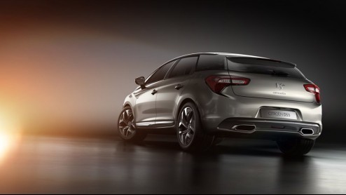 Daar is hij dan, de nieuwe Citron DS5! Citroen heeft de derde DS-telg zojuist onthuld tijdens de autoshow van Sjanghai. De introductie van de nieuwe Fransoos op Nederlandse bodem staat gepland voor e