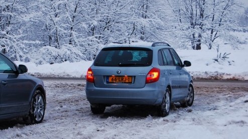 Je kunt op twee manieren op wintersport gaan. Zo goedkoop mogelijk, naar een tweesterrenstek met een spaardieseltje zoals de zuinige Fabia Greenline Combi. Of je pakt volledig uit, reserveert een supe