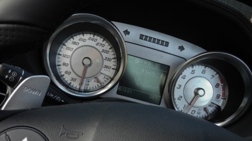 Hoe wordt het rijden in een Mercedes-Benz SLS AMG nog leuker? Precies, door er een Roadster van te maken! Tenzij je niet warm wordt van 571 pk langs je haren en liever iets anders hoort dan het gebuld