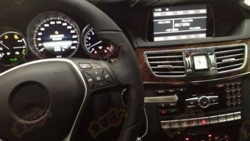 Stukje bij beetje wordt de vernieuwde Mercedes-Benz E-Klasse onthuld. Het faceliftmodel van de in 2009 gentroduceerde generatie debuteert tijdens de Detroit Motor Show en kan rekenen op nieuwe LED-ko