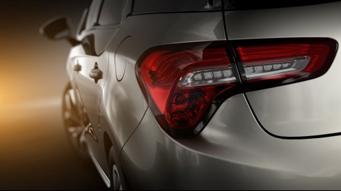 Daar is hij dan, de nieuwe Citron DS5! Citroen heeft de derde DS-telg zojuist onthuld tijdens de autoshow van Sjanghai. De introductie van de nieuwe Fransoos op Nederlandse bodem staat gepland voor e